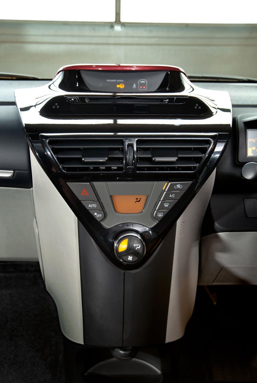  Toyota iQ 2011 года  (фото 6 из 7)